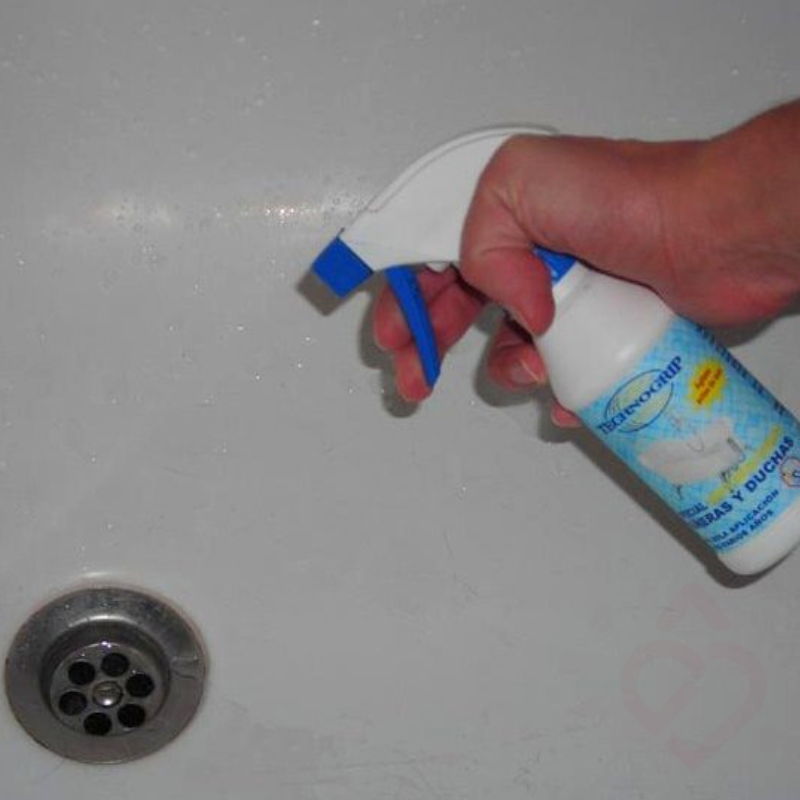 Spray antideslizante Technogrip a ser aplicado diretamente na superfície da banheira, uma solução simples e prática para reforçar a segurança no banho.