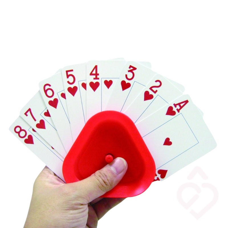 Mão a segurar um suporte triangular vermelho com várias cartas de jogar dispostas em leque.