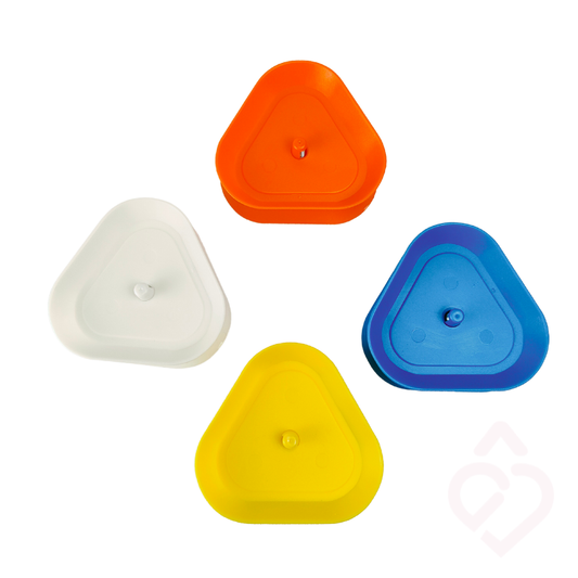 Conjunto de quatro suportes triangulares para cartas de jogar, em branco, laranja, amarelo e azul.
