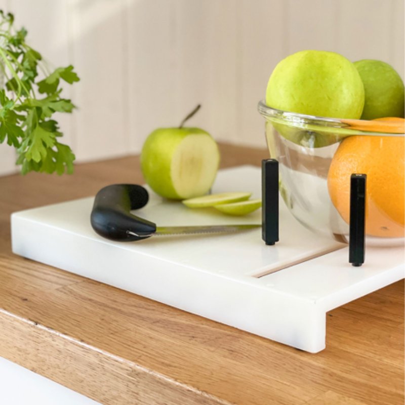 Tábua para preparação de alimentos com suportes que ajudam a manter a taça estável e a preparar ou cortar alimentos com maior facilidade e autonomia.