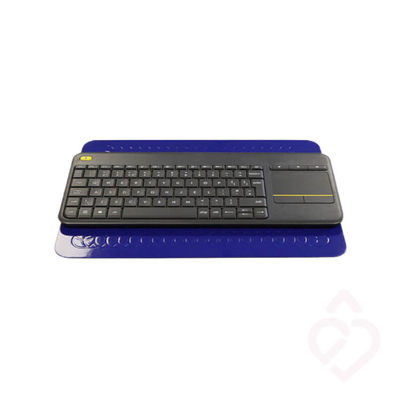 Tapete antiderrapante azul com teclado, ajuda a evitar que o equipamento deslize durante a utilização