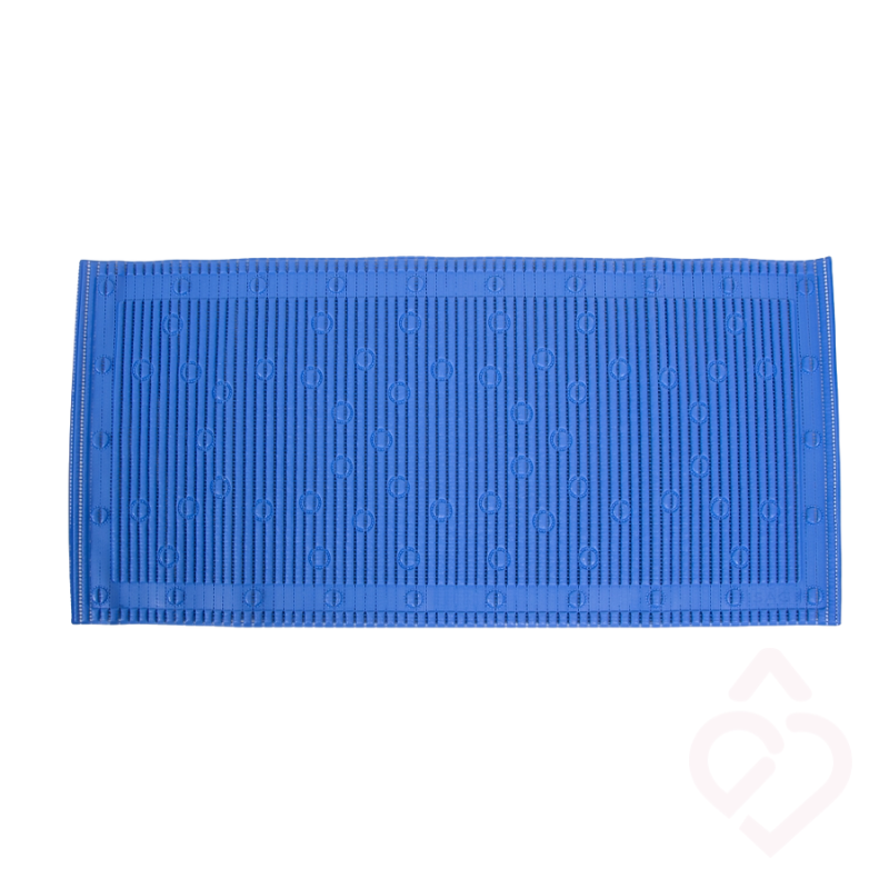 Tapete antiderrapante azul para banheira, com superfície texturada que aumenta a aderência dos pés. Ajuda a reduzir o risco de escorregões e quedas, proporcionando maior segurança durante o banho.