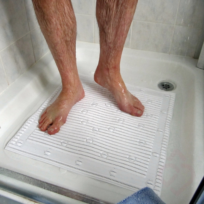 Tapete de duche antiderrapante branco, concebido para aumentar a aderência durante o banho e proporcionar maior estabilidade e segurança em superfícies molhadas.
