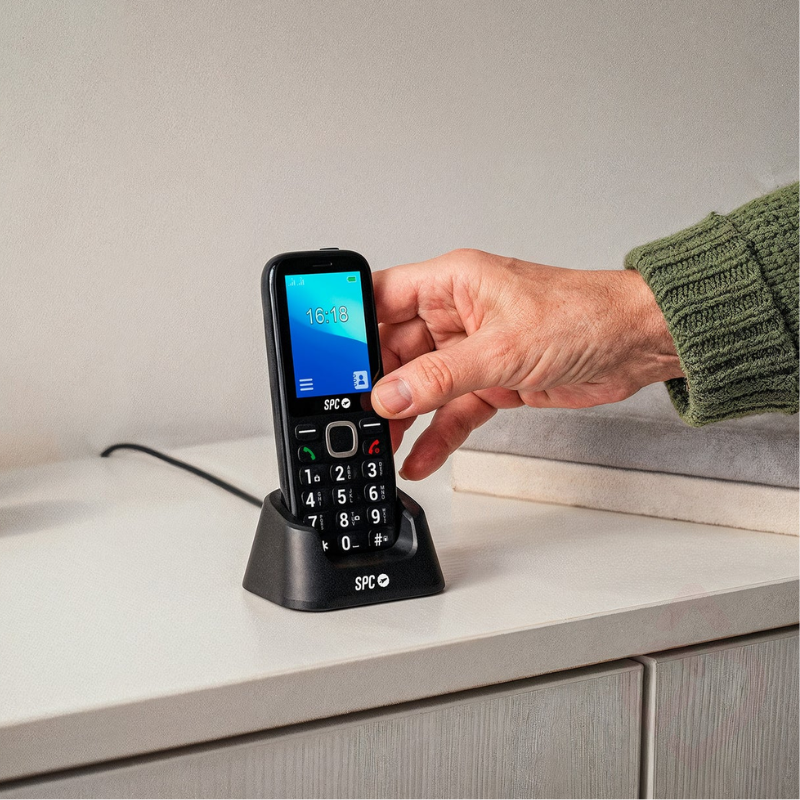 Telemóvel sénior SPC Fortune 2 Max a carregar na base de carregamento