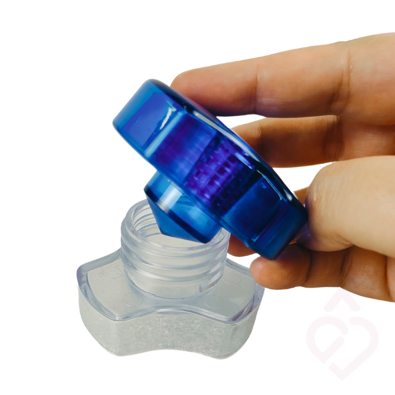 Triturador de comprimidos azul e transparente, com tampa de rosca.