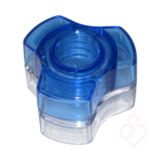 Triturador de comprimidos azul e transparente, com tampa de rosca.