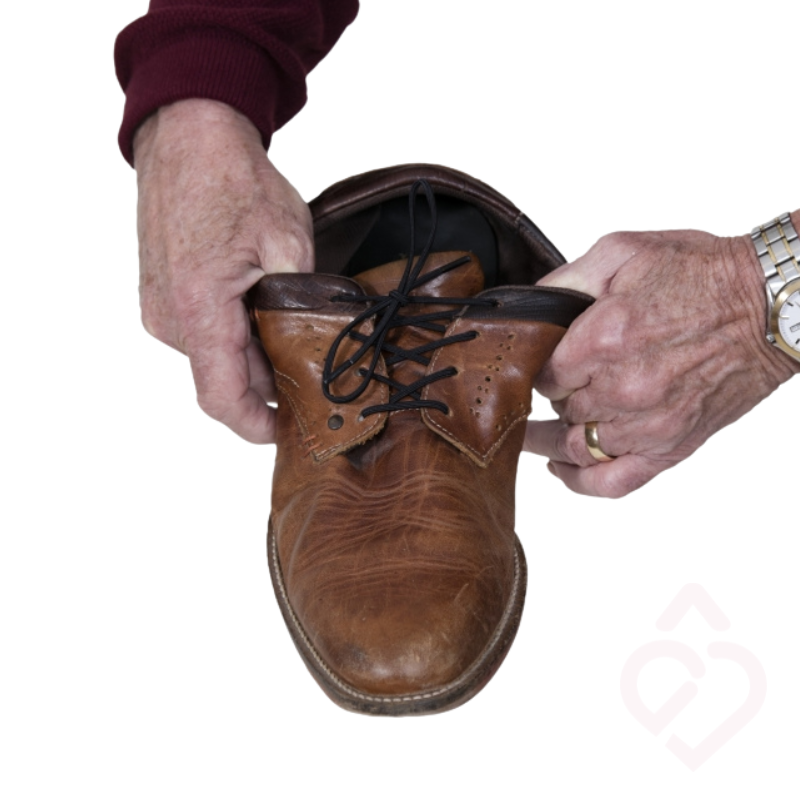 Utilização dos atacadores elásticos sem nós para calçar os sapatos com maior facilidade, conforto e autonomia