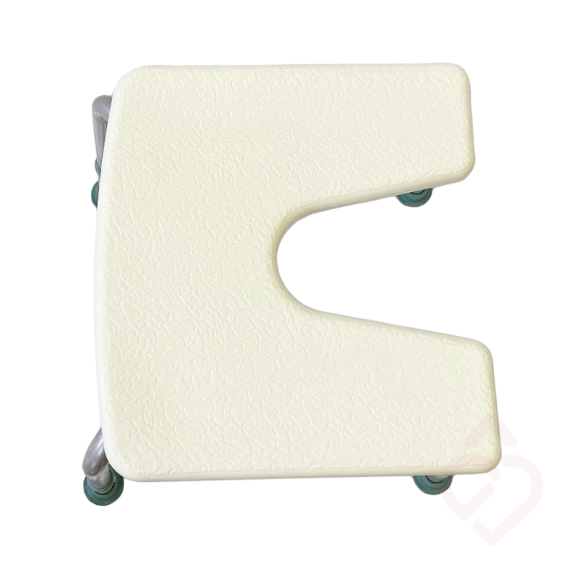 Assento amplo, texturizado e com abertura frontal do banco em ferraduta para duche, concebido para tornar a higiene pessoal mais prática e confortável.