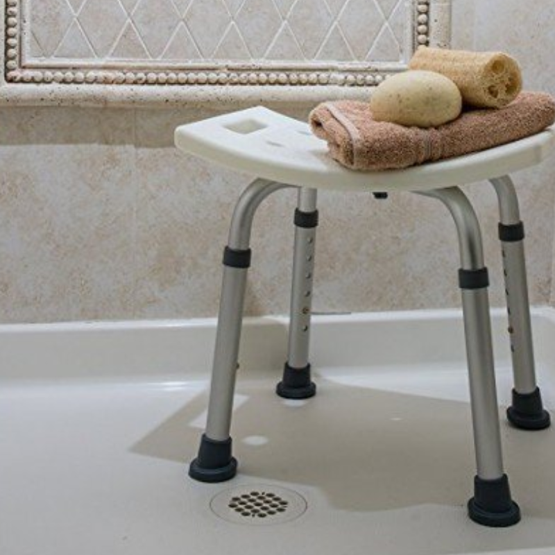 Banco de duche retangular com pés antiderrapantes, ideal para realizar a higiene sentado com maior conforto e confiança, ajudando a reduzir o risco de quedas.