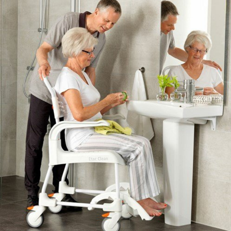 Utilização da cadeira de duche e WC com rodas para facilitar os cuidados de higiene com maior conforto e segurança
