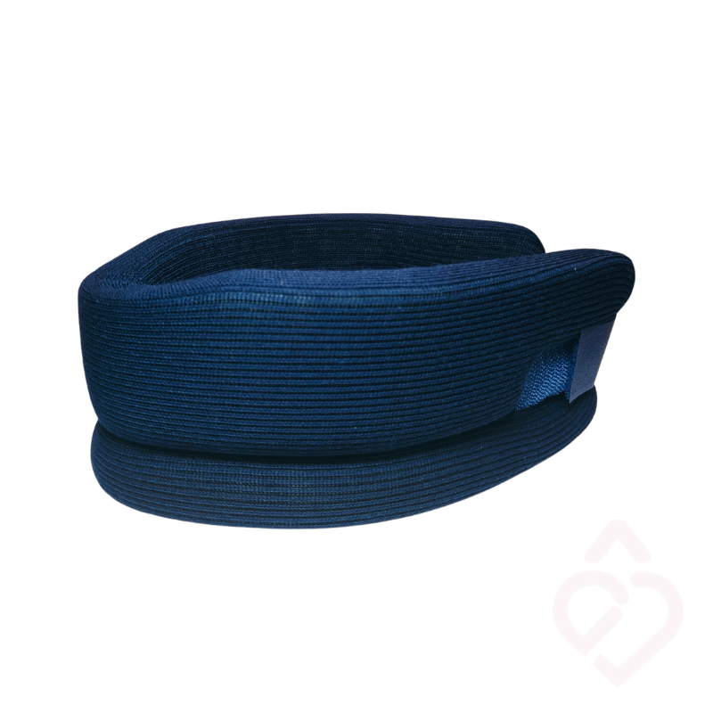 Colar cervical macio azul em utilização no pescoço