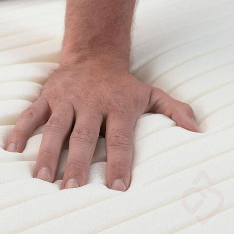 Detalhe da estrutura em espuma do colchão viscoelástico anti-escaras para redistribuição da pressão e prevenção de úlceras por pressão