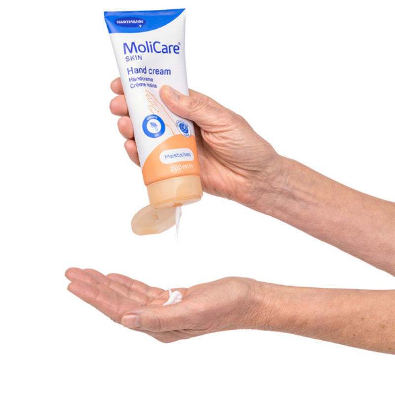 Creme para as mãos MoliCare Skin aplicação na pele