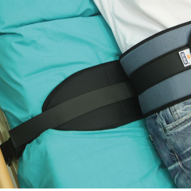 Detalhe da faixa de segurança para cama corretamente posicionada para ajudar a prevenir quedas durante o descanso