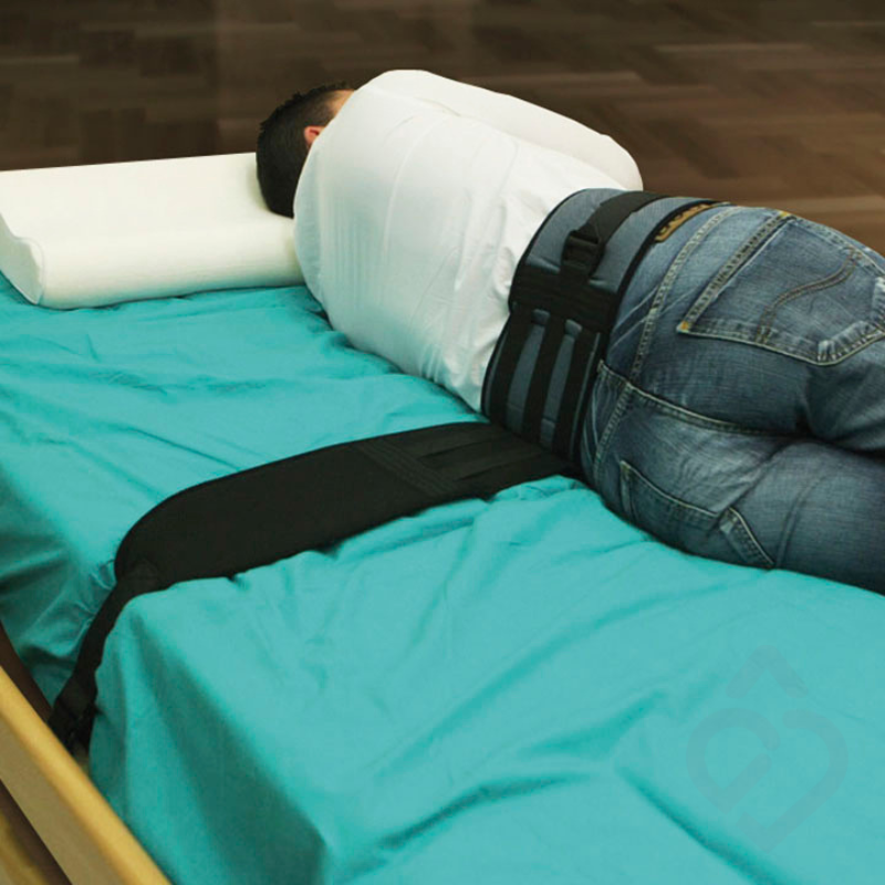 Utilização da faixa de segurança para cama para ajudar a prevenir quedas e manter o utilizador em segurança durante o descanso