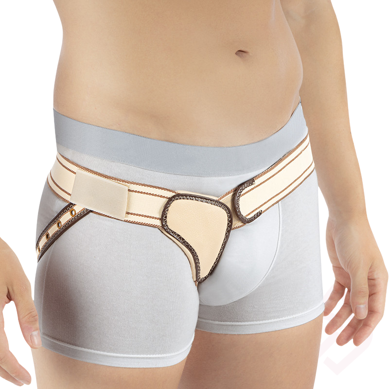 Funda reforçada para hérnia inguinal direita Orliman DH-111, apresentada em utilização, com cinta elástica ajustável, almofada de compressão e tira de fixação. Proporciona suporte localizado na região inguinal direita, ajudando a aliviar o desconforto e a oferecer maior segurança e estabilidade durante as atividades diárias.