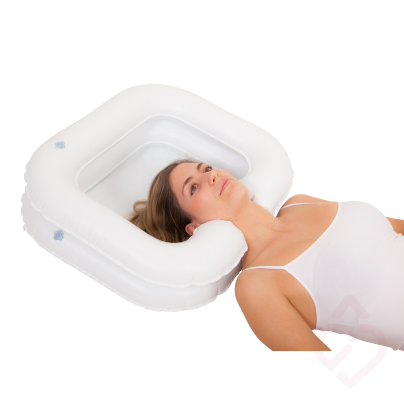Utilização do lava-cabeça insuflável para cama para lavar o cabelo de forma confortável e prática a pessoas acamadas