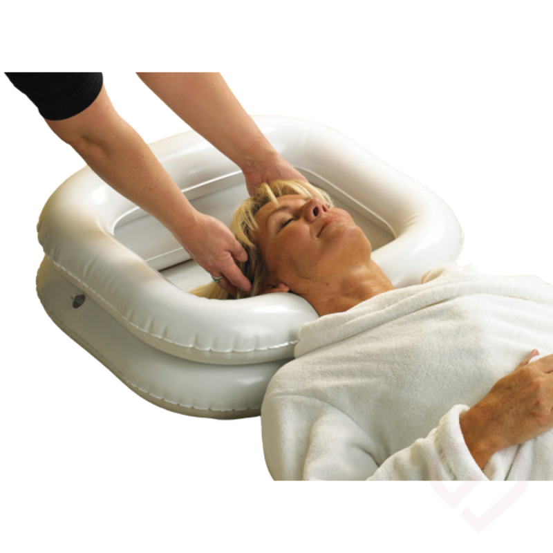 Utilização do lava-cabeça insuflável para cama para facilitar a lavagem do cabelo com maior conforto e segurança
