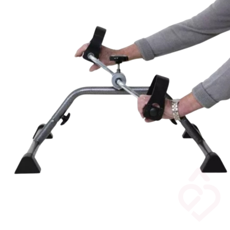 Pedaleira de exercícios dobrável em utilização com as mãos