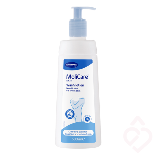Frasco de 500 ml de loção de lavagem MoliCare Skin com doseador, indicada para a higiene diária suave de pele sensível e irritada.