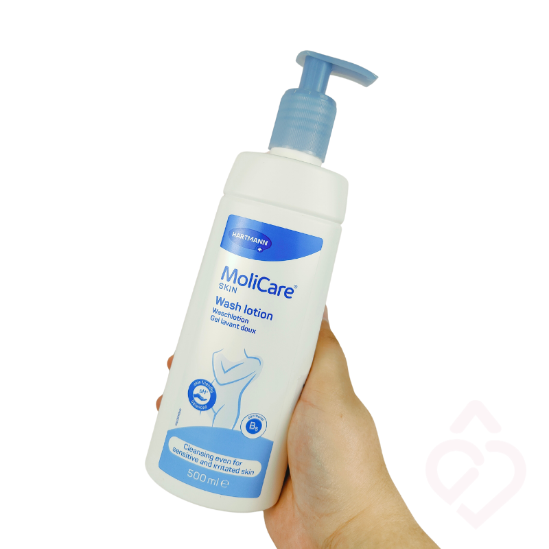 Frasco de 500 ml de loção de lavagem MoliCare Skin com doseador, indicada para a higiene diária suave de pele sensível e irritada.