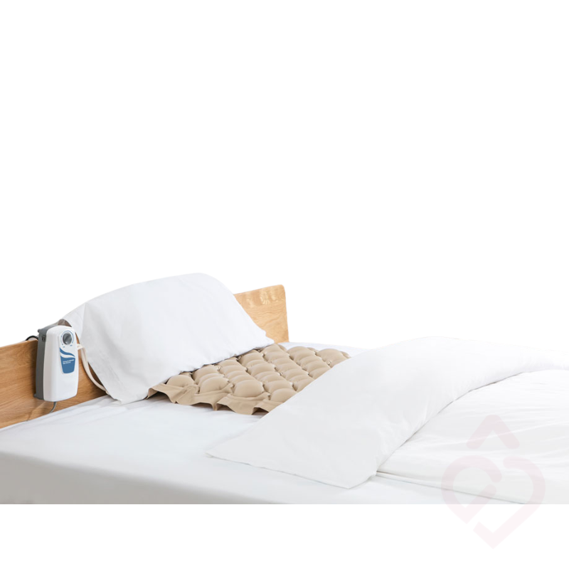 Sobrecolchão de ar anti-escaras instalado na cama para redistribuição da pressão e prevenção de úlceras por pressão