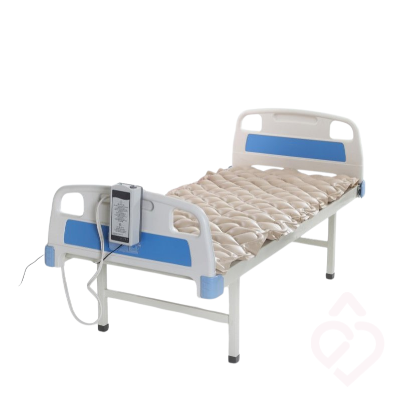 Sobrecolchão de ar anti-escaras instalado na cama com compressor para redistribuição da pressão e prevenção de úlceras por pressão